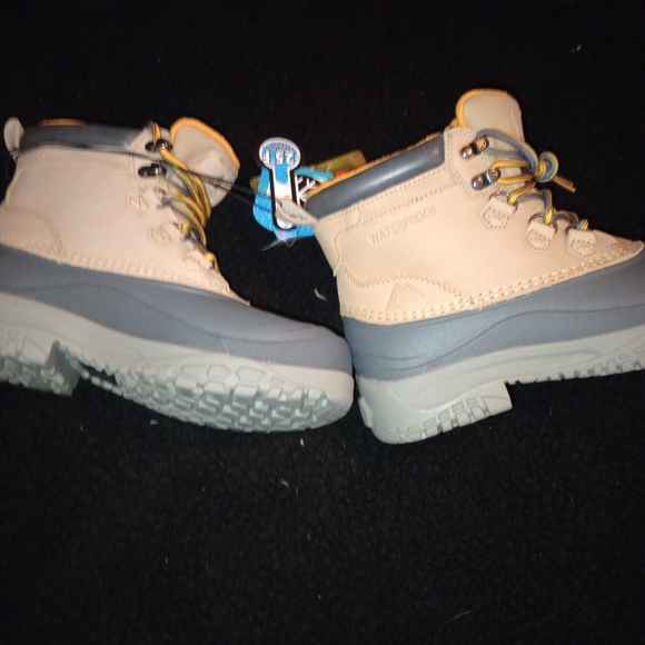 NWT woman Snow boots sz 8 - Picture 3 of 6